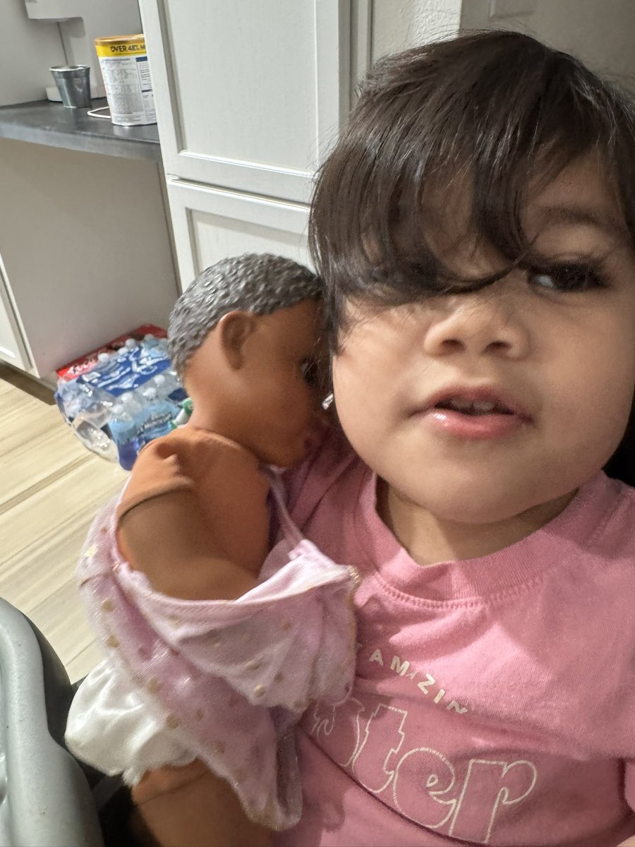 naturuly's tweet photo. she holds her baby while she eats 😂 better than me https://t.co/cD6apgbmiF
