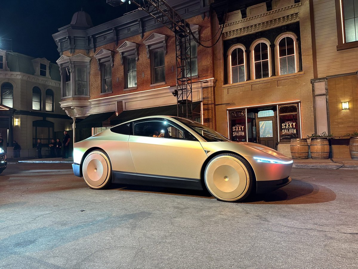 TESLARATI tweet media