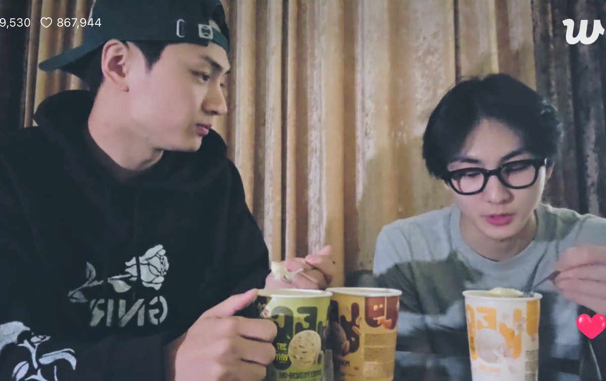 둘이라이브하면
쫑님옆얼굴을엄청자주보게됨;;