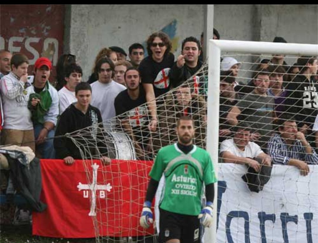taranielloazul's tweet photo. Por 200€, ya podéis ver fútbol de primera. Juega el equipo del portero que lleva el escudo en el pecho. https://t.co/e1evC6W3EZ