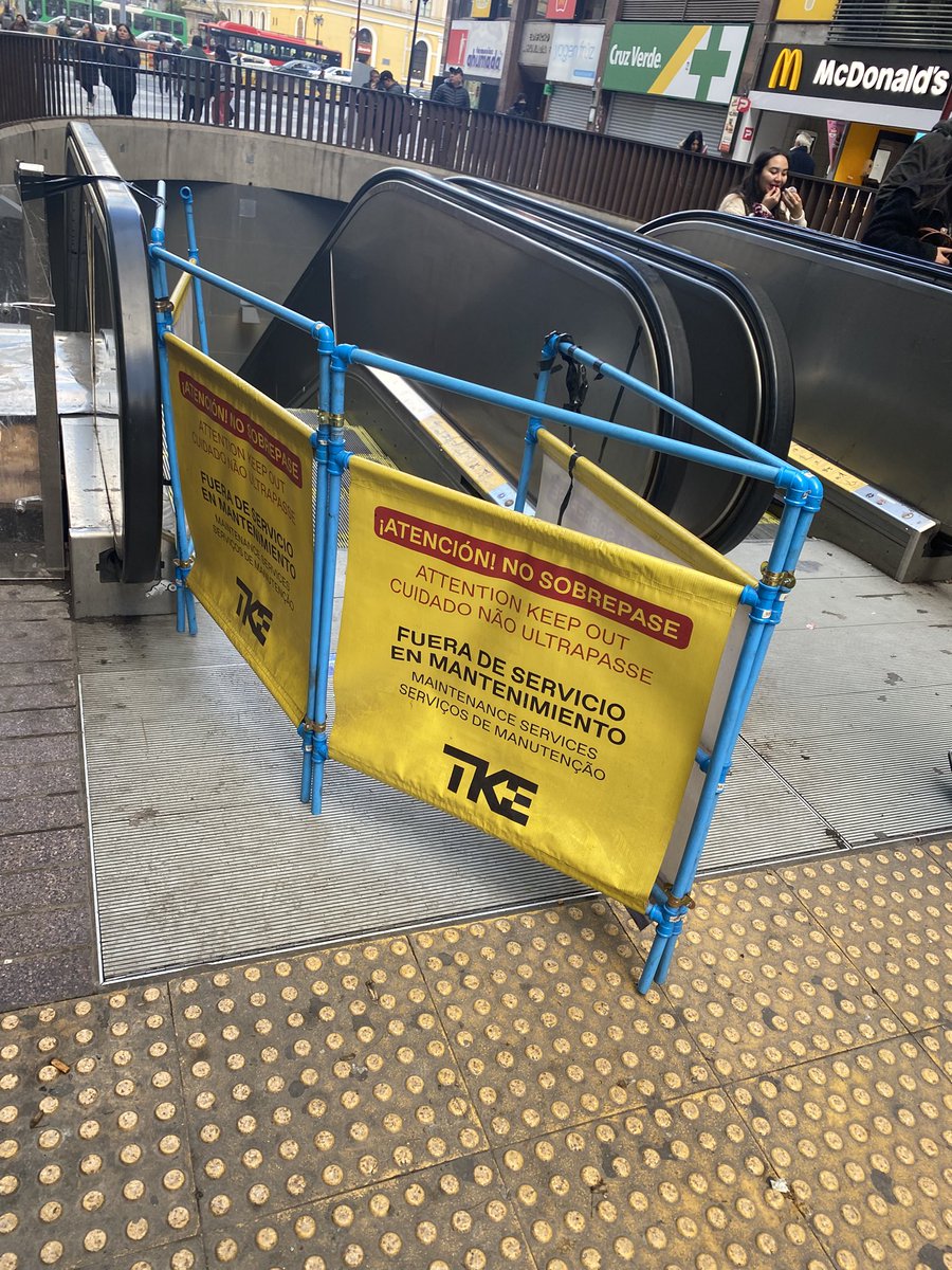 cyaneze's tweet photo. Tío @metrodesantiago hoy estuvo lento la salida de U de Chile #L1 por las escaleras mecánicas, de 4 solo funciona 1 Son importantes para la salida al pase Ahumada. Ánimo y que las puedan reparar pronto https://t.co/DrYyWBa8Sg