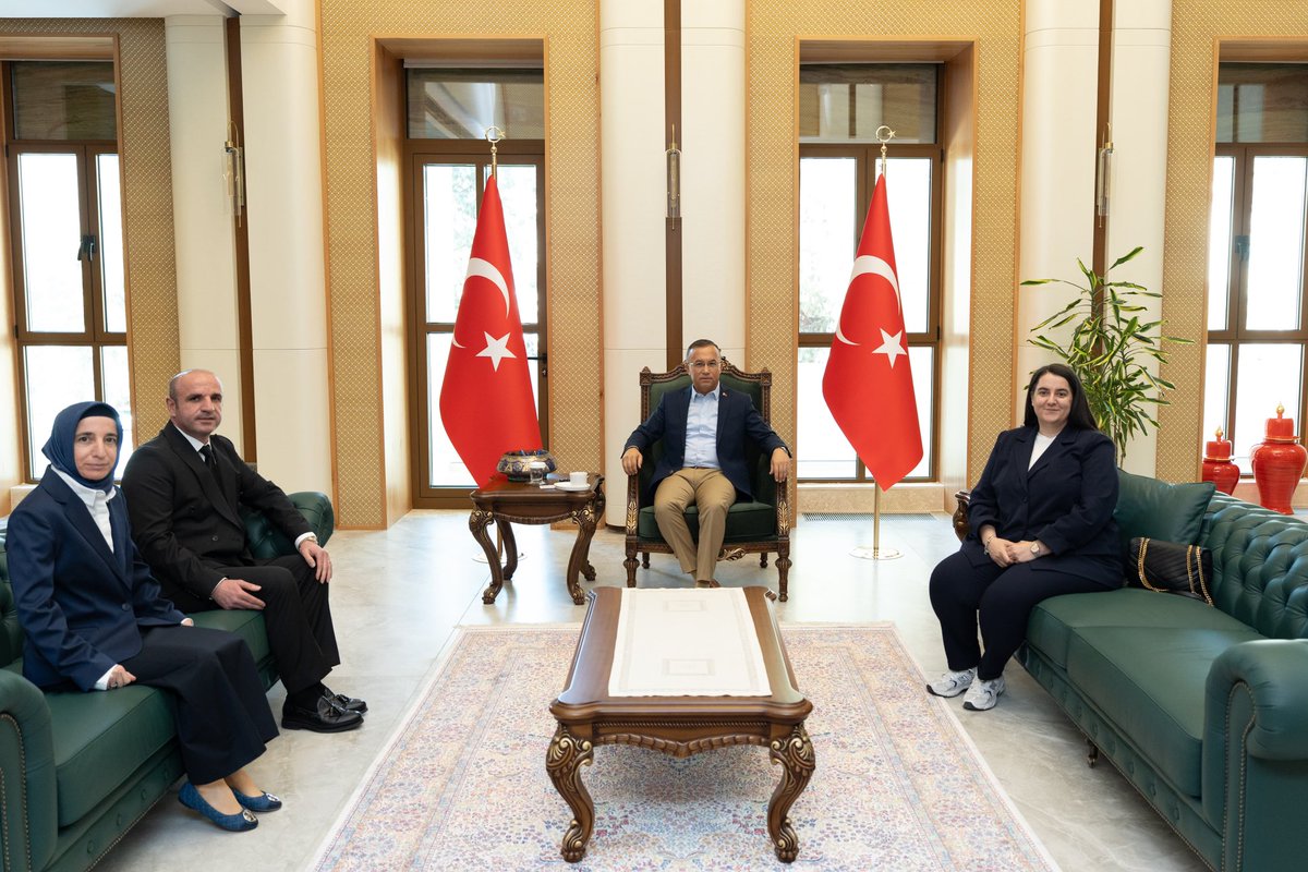 Beşler Vakfı olarak, Gaziantep Valimiz SnKemal Çeber’i makamında ziyaret ettik.Vakıf Başkanımız Yusuf Çakmak ile Mütevelli Heyeti Üyelerimiz Emel Çakmak ve Züleyha Çakmak’ın katılımıyla gerçekleşen ziyarette,şehrimize katkılarından dolayı Sn Valimize teşekkür plaketi takdim ettik