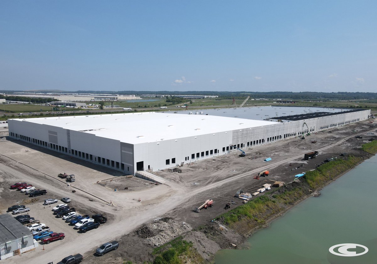 ContegraCC's tweet image. Just down the road from our Edwardsville office, Gateway Tradeport 6 is quickly progressing! 👷 Crews are installing metal roof decking and membrane roofing, painting exterior tilt panels, and completing site pavement pours. #Contegra #ConstructionwithIntegrity