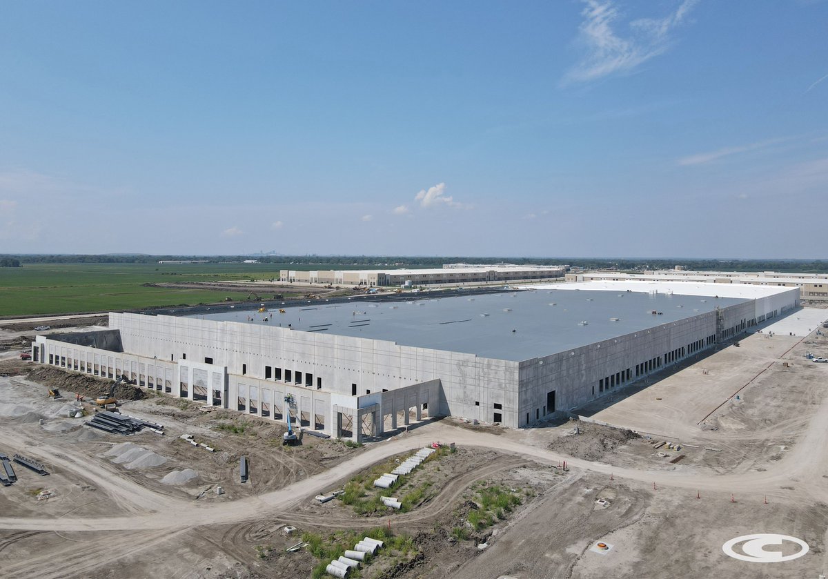 ContegraCC's tweet image. Just down the road from our Edwardsville office, Gateway Tradeport 6 is quickly progressing! 👷 Crews are installing metal roof decking and membrane roofing, painting exterior tilt panels, and completing site pavement pours. #Contegra #ConstructionwithIntegrity