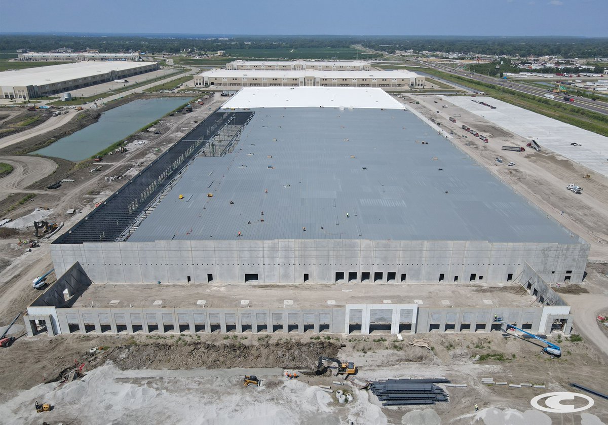 ContegraCC's tweet image. Just down the road from our Edwardsville office, Gateway Tradeport 6 is quickly progressing! 👷 Crews are installing metal roof decking and membrane roofing, painting exterior tilt panels, and completing site pavement pours. #Contegra #ConstructionwithIntegrity