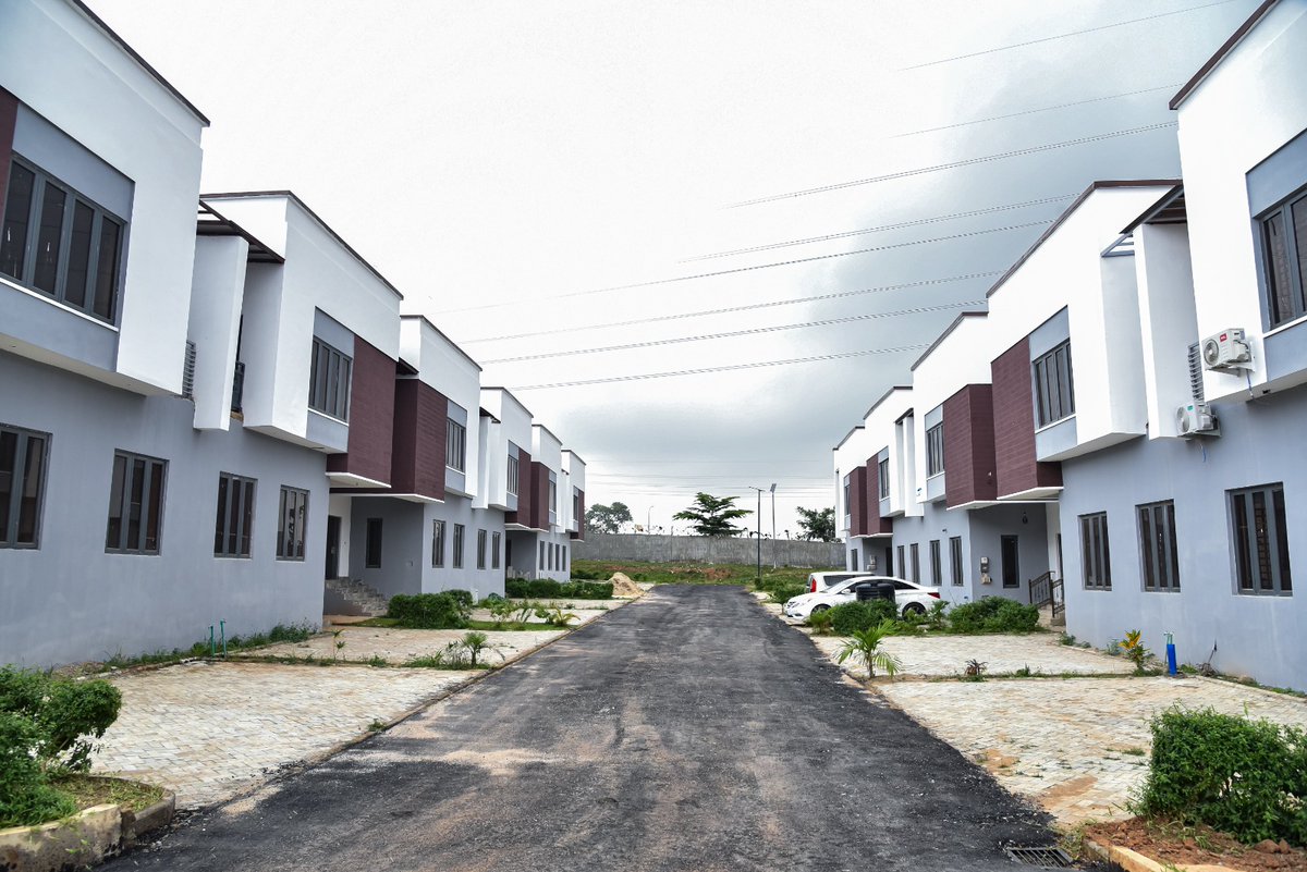 The Chairman House Committee on Housing and Habitat, Hon Abdulmumin Jibrin Kofa PhD (Jarman Bebeji) along side the Managing Director FHA, Hon Oyetunde Ojo Commissioned the FHA Airport Express View Estate, Abuja.  
21-08-2025
