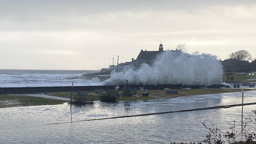 Hurricane Erin (Cat 2) is bringing 💨 strong winds, 🌊 high surf &amp; dangerous rip currents to RI. Peak impacts Thu night–Fri. 📸 Report coastal flooding &amp; damage safely via the MyCoast StormReporter App. 

mycoast.org/ri

#HurricaneErin #RhodeIsland #CoastalResilience
