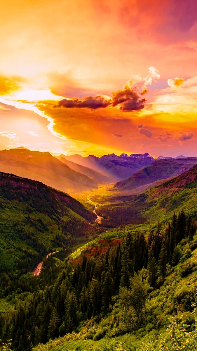 Gorgeous sunset colors the clouds at the Montana Valley in Montana, US  🇺🇸