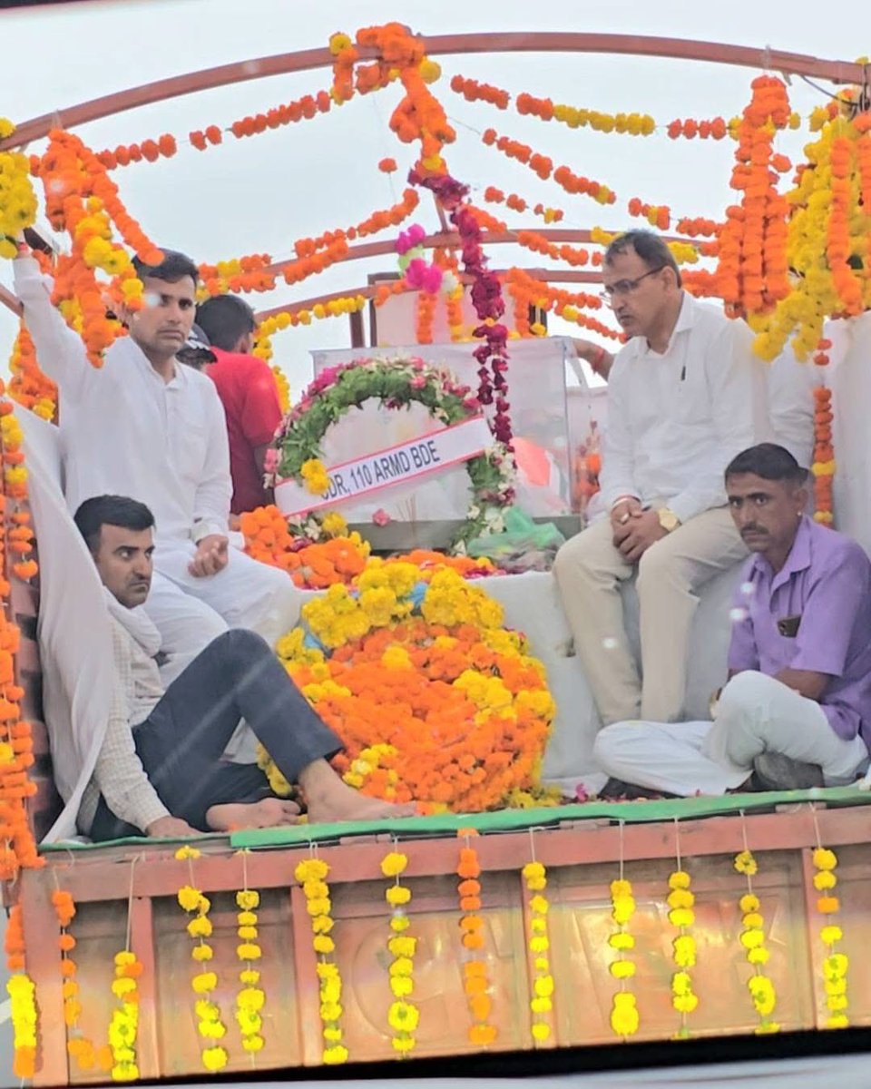 अपनों की कमी 😌
चेहरे से स्पष्ट है
Always miss king 👑