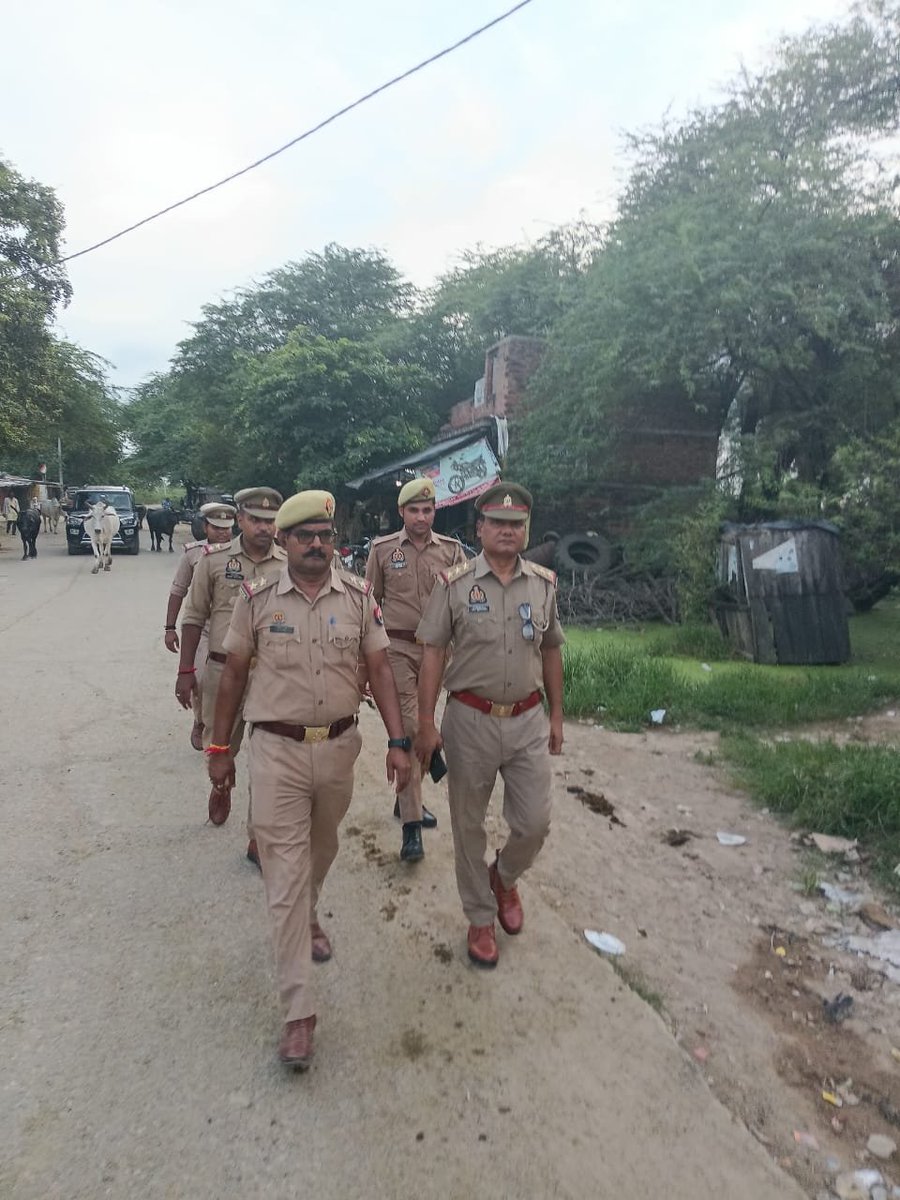 hamirpurpolice's tweet photo. #_SPहमीरपुर के निर्देशन में थाना जलालपुर पुलिस द्वारा आमजन में सुरक्षा का भाव जागृत करने के उद्देश्य से थाना क्षेत्रअंतर्गत मुख्य मार्ग/बाजार,सार्वजनिक/भीड़भाड़ वाले स्थानों में पैदल गस्त/भ्रमण व वाहनों की चेकिंग की गई ।   #UPPolice https://t.co/EomH8s57sp