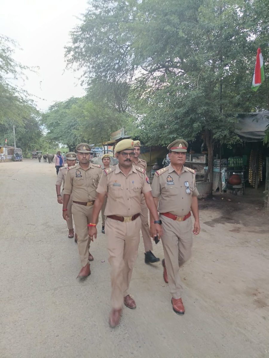 hamirpurpolice's tweet photo. #_SPहमीरपुर के निर्देशन में थाना जलालपुर पुलिस द्वारा आमजन में सुरक्षा का भाव जागृत करने के उद्देश्य से थाना क्षेत्रअंतर्गत मुख्य मार्ग/बाजार,सार्वजनिक/भीड़भाड़ वाले स्थानों में पैदल गस्त/भ्रमण व वाहनों की चेकिंग की गई ।   #UPPolice https://t.co/EomH8s57sp