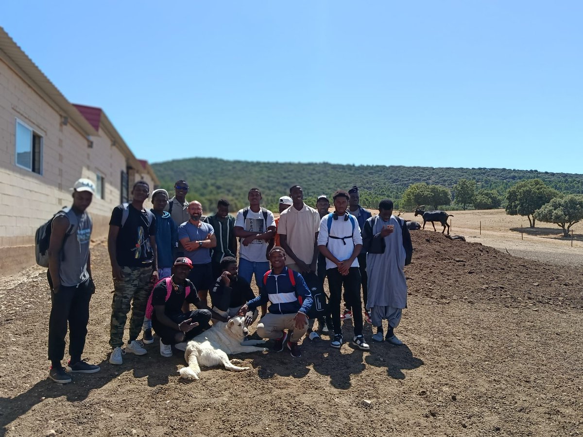 Accem_ong's tweet photo. Participantes del programa de Ayuda Humanitaria en #Cuenca han finalizado un curso de formación sobre pastoreo. Una oportunidad única para acercarse al mundo rural y adquirir conocimientos clave para su desarrollo profesional.
#Accem #CLM #AcciónConcertada #AcogemosEIntegramos https://t.co/YkhCZGuJdS