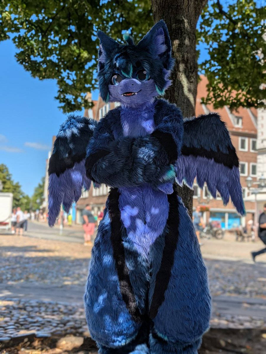 Sumico_05's tweet photo. OMG, I absolutely love my suit! This photo was taken on my first Suitwalk in Lüneburg! It was quite warm, but absolutely amazing!! ❤️

🪡🧵@cuiliyan331

#FursuitEveryday #fursuit https://t.co/eTum3E6J5x