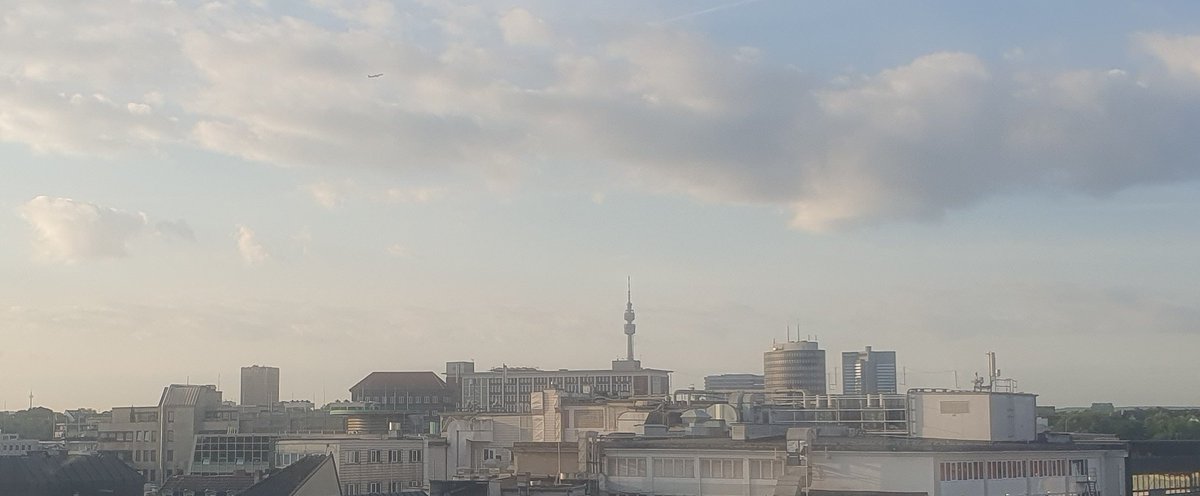 DerMicha666's tweet photo. Tach aus #Dortmund im Hintergrund die #Stadtkrone. Früher mit der #kronenbrauerei und der #oberpostdirektion Der #Fernsehturm heißt #Florian...Ich wünsche euch einen schönen Nachmittag mit vielen glücklichen Momenten 🍹🍦🏖🌞😎☕️🥐🥨 https://t.co/2CxS3JbGwg