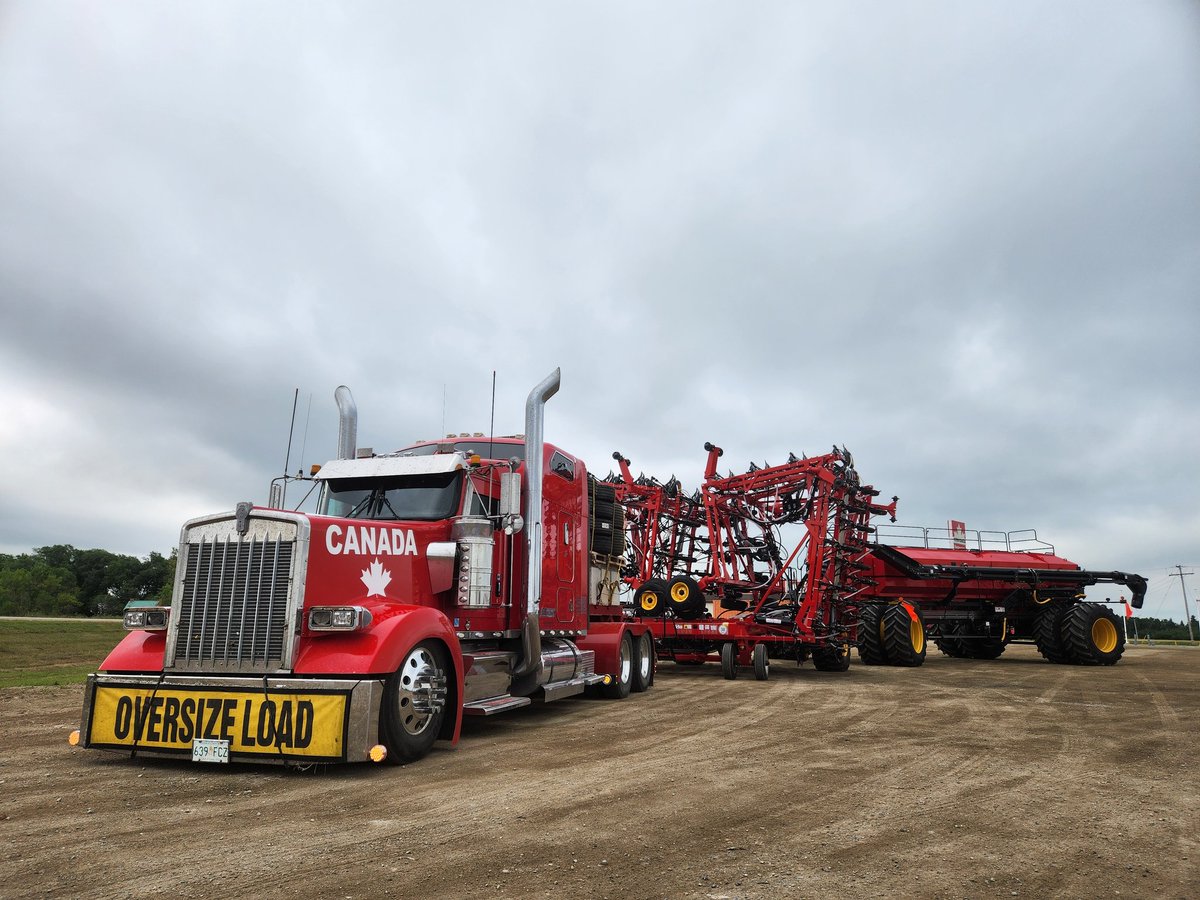 ChrisBarber1975's tweet photo. #BigRed out doing her thing  supplying those Ag producers the tools to feed the country, #Vaderstad #Saskatchewan https://t.co/IThze4QH16