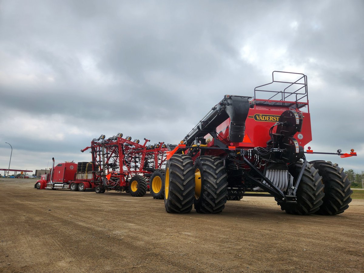 ChrisBarber1975's tweet photo. #BigRed out doing her thing  supplying those Ag producers the tools to feed the country, #Vaderstad #Saskatchewan https://t.co/IThze4QH16