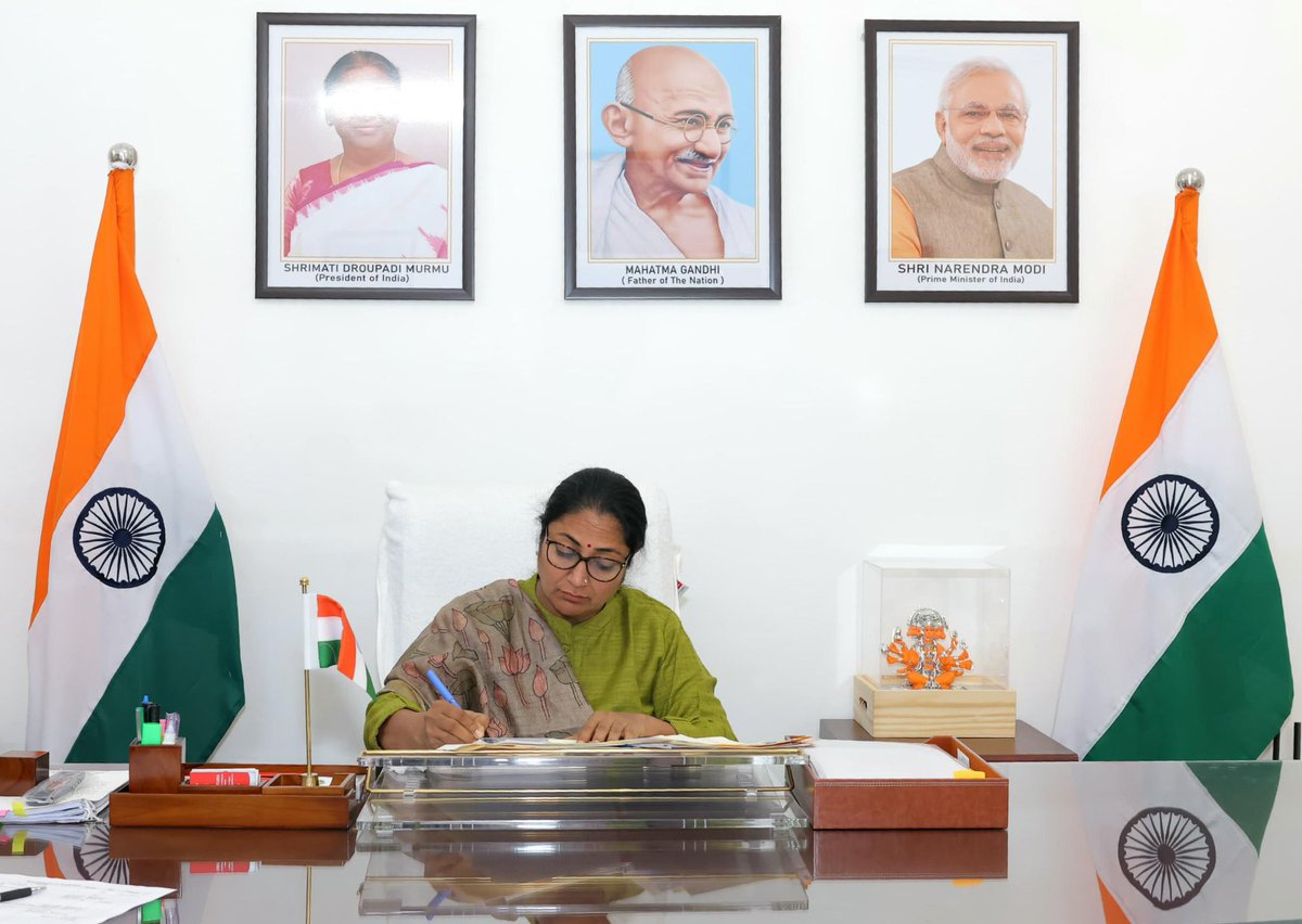 मैं जब कॉलेज में थी, तब पापा ने मुझे कार चलाने के लिए दी। एक दिन बड़ा एक्सीडेंट हो गया। मैं डर गई और मुझे दुबारा कार को हाथ लगाने से डर लगने लगा। तब पापा ने कहा कि जीवन में दुर्घटनाएँ होती रहती हैं, डरकर रुकना नहीं है। आप रास्ते पर चलना नहीं छोड़ सकती।

आज उनकी वही सीख फिर याद आ