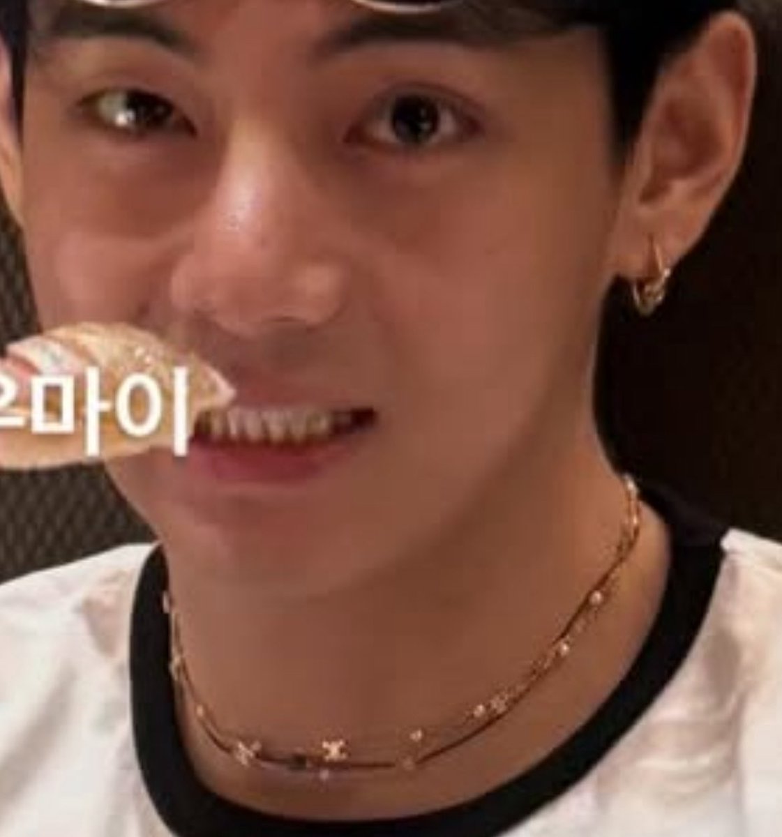 Natalie35429660's tweet photo. Ummm that’s his celine necklace, you can tell since there’s pearls attached to the necklace… https://t.co/9ZOY27Ria4