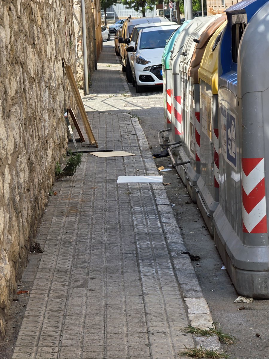 Francesc_1976's tweet photo. @TGNAjuntament El que heu de fer es netejar els carrers de la part baixa. Al carrer de Mar a part de bruticia i herbes la pudor es insoportable. Brossa fora dels contenidors i voreres plenes de merda.
Aquesta situacio insalubre es constant https://t.co/WMhfEPMw2e