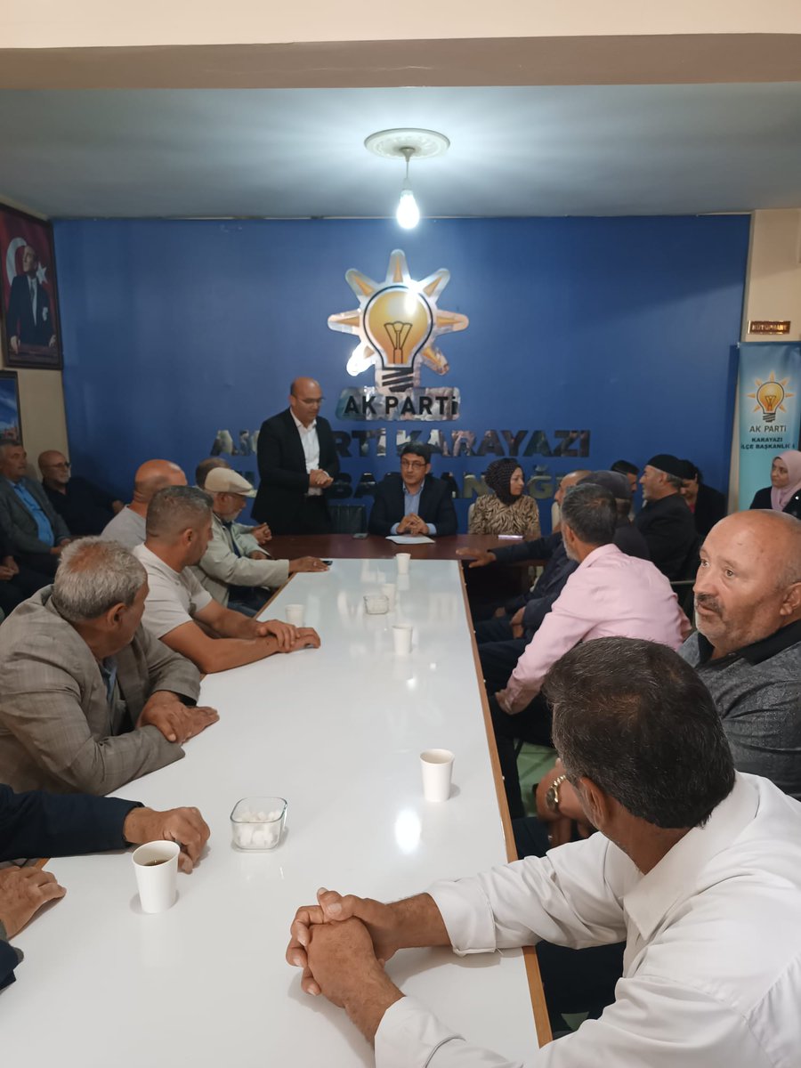 Adnan_Atalay25's tweet photo. Türkiye Yüzyılı Buluşmaları vesilesiyle Karayazı ilçemize gelen Bingöl Milletvekilimiz Sn @Korkutata_Zeki, İlçe Kordinatörümüz Sn Av. Özlem Kaner ve İl Yntm Kurulu Üyemiz Sn Mustafa Şakşak   Esnaf, Şehit ve Gazi Ailelerini ziyaret ederek, Cumhurbaşkanımızın Selamlarını ilettiler https://t.co/IROzKHVCGQ