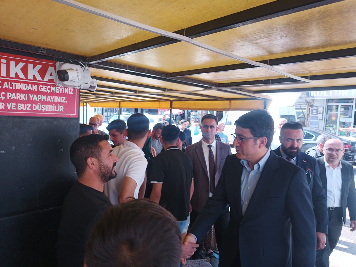 Adnan_Atalay25's tweet photo. Türkiye Yüzyılı Buluşmaları vesilesiyle Karayazı ilçemize gelen Bingöl Milletvekilimiz Sn @Korkutata_Zeki, İlçe Kordinatörümüz Sn Av. Özlem Kaner ve İl Yntm Kurulu Üyemiz Sn Mustafa Şakşak   Esnaf, Şehit ve Gazi Ailelerini ziyaret ederek, Cumhurbaşkanımızın Selamlarını ilettiler https://t.co/IROzKHVCGQ
