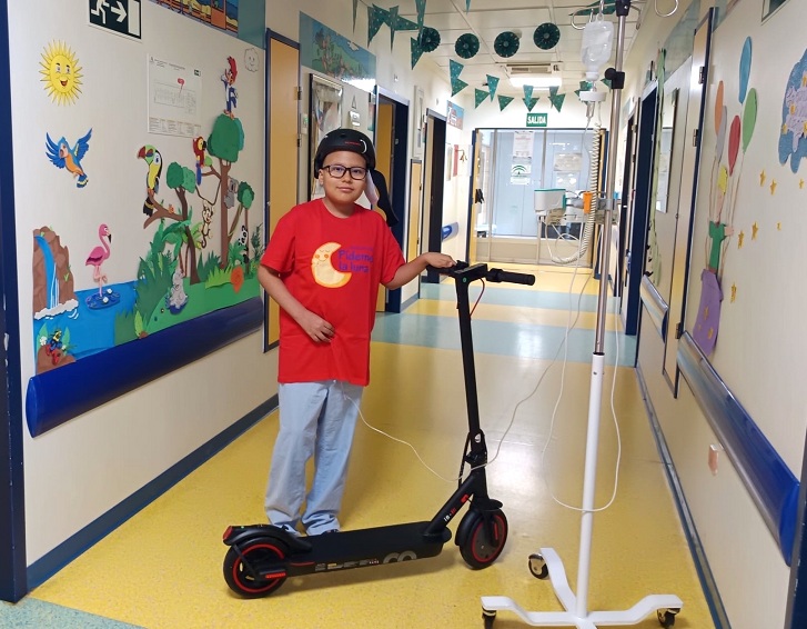 James, paciente de Oncología de 11 años en el <a href="/hospital_hvn/">HUVN</a>, cumple su sueño a través de la Asociación <a href="/PidemeLaLuna_/">Asociación Pídeme la Luna</a> 
👉 “La felicidad reflejada en el rostro de James es un recuerdo imposible de olvidar”, resalta la asociación
⬇️
elindependientedegranada.es/implicados/jam…