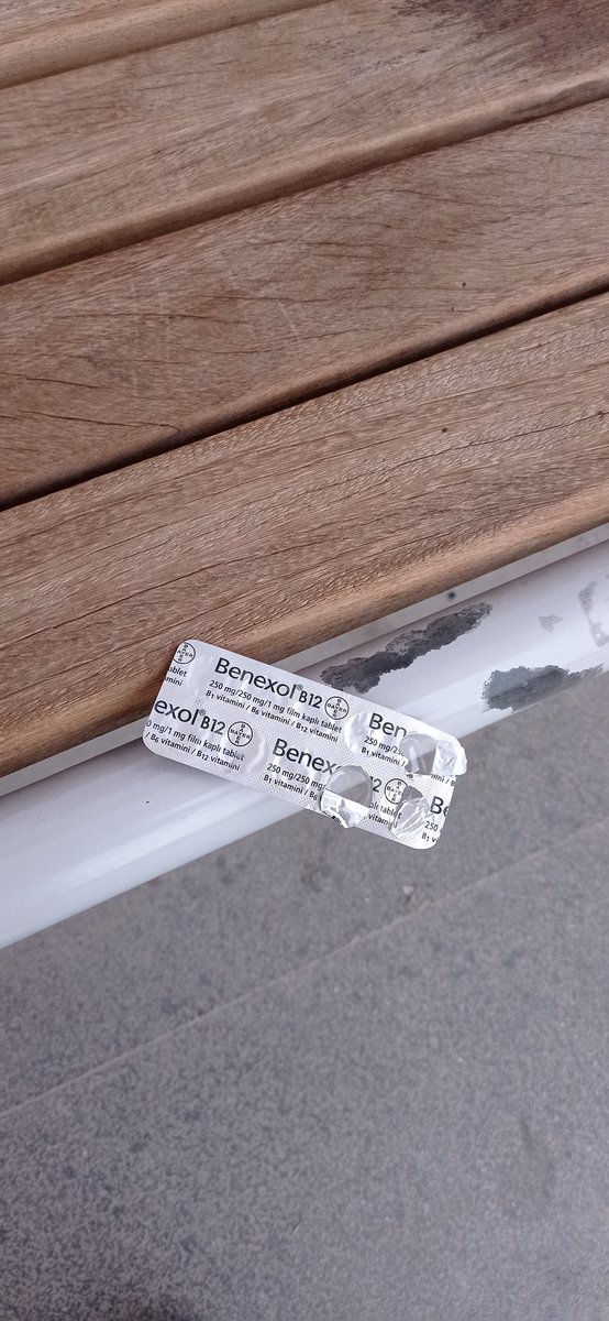 Biri durakta B12'sini unutmuş.