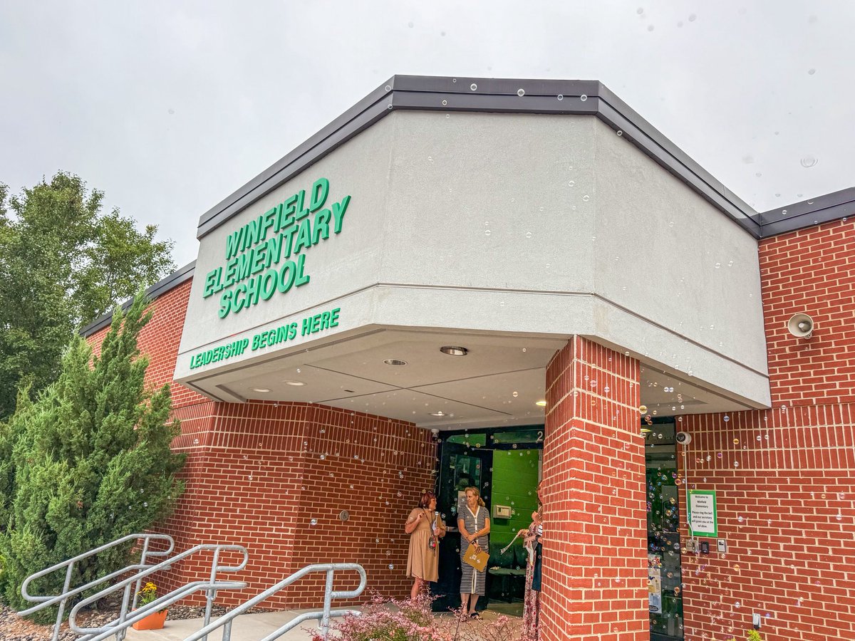 PutnamWVSchools's tweet photo. 🫧The first day of school at Winfield Elementary was full of smiles, laughter, and even a silly goose or two! The 5th-grade hall welcomed a new addition this year … Genny the General, who’s already winning hearts and spreading joy. 💚📚
#PutnamProud #B2SPCS25 https://t.co/7fB6eGZBqu