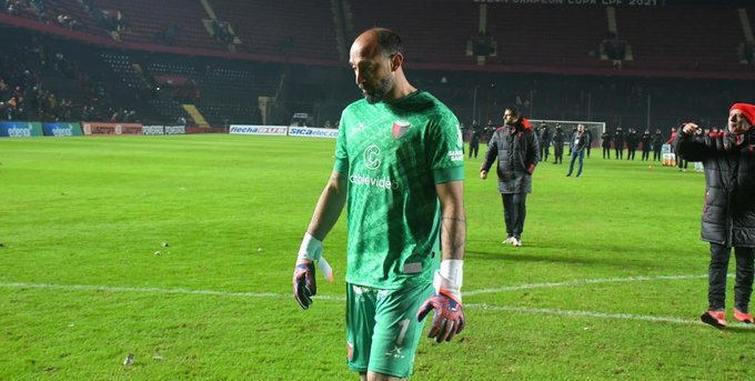 🚨#Colón Ezequiel Medrán no pidió la vuelta de Marcos Díaz. Ayer exigió hablarle al plantel completo y por eso estuvo presente. Hoy el arquero no formó parte del entrenamiento y no será tenido en cuenta por el nuevo DT.
