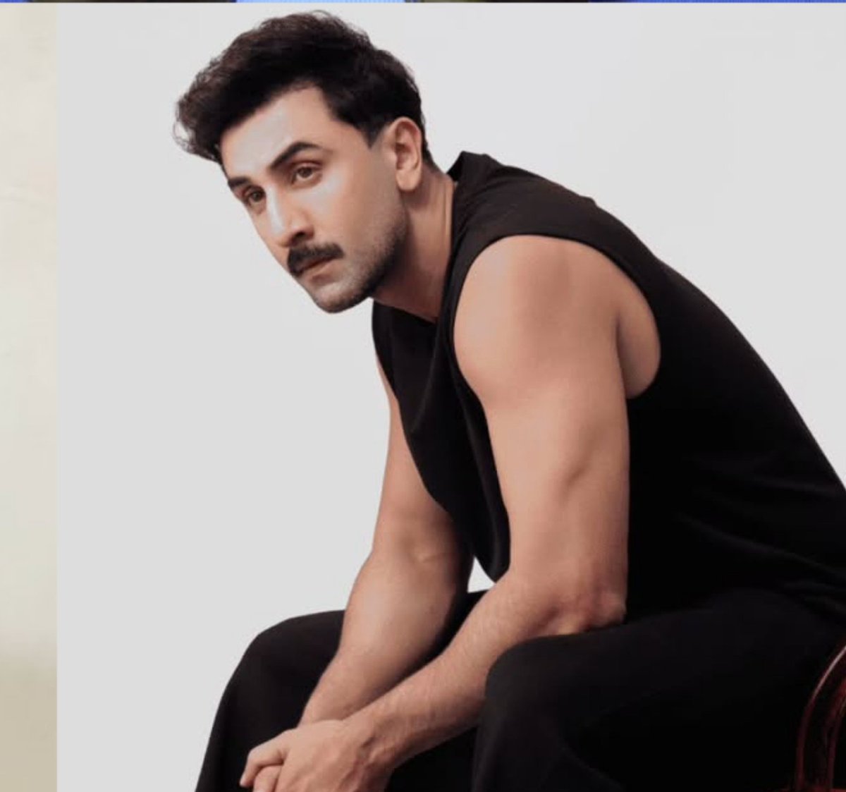 HE IS LOOKING SEXY ASF.
LOOK AT HIS ARMS 🥵