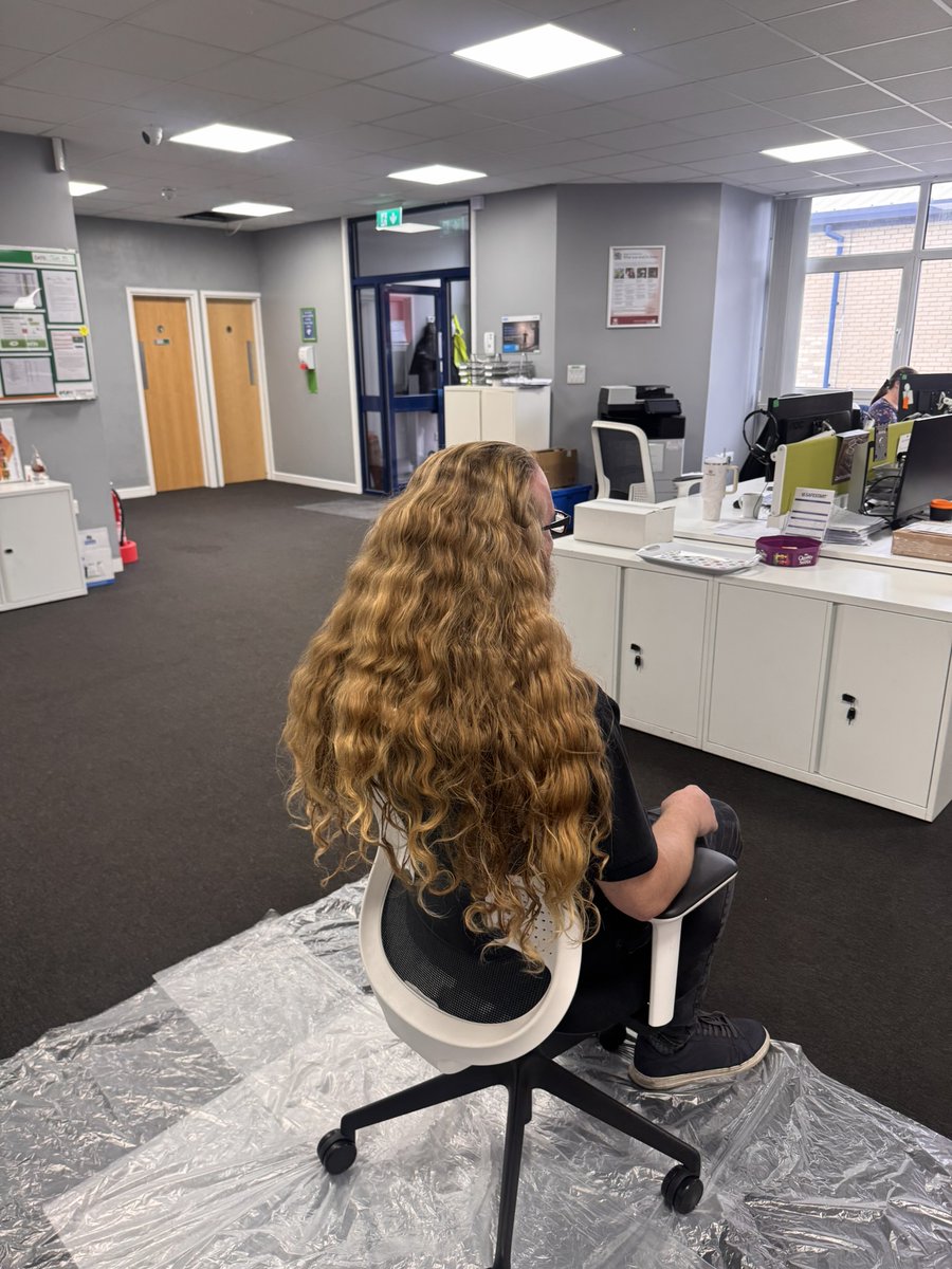 FSiPromat's tweet photo. After 5+ years of growing his hair, Chris braved the chop 💇‍♂️
He’s donating it to @LPTrustUK, helping provide real hair wigs for children and young people. Nearly £1,000 raised already + £170 from our office bake sale! 👏

Donate here 👉 https://t.co/gGJnsoB0D7 https://t.co/nigGkG8jG5