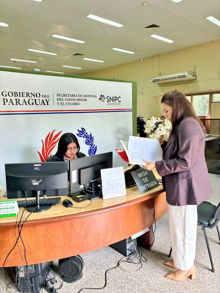 🧵 Hoy, jueves 21 de agosto, reitero mi denuncia en SEDECO, esta vez en persona. Soy clienta de UENO bank y el 16/08 me enteré de una posible vulneración de información privada, necesito explicaciones.