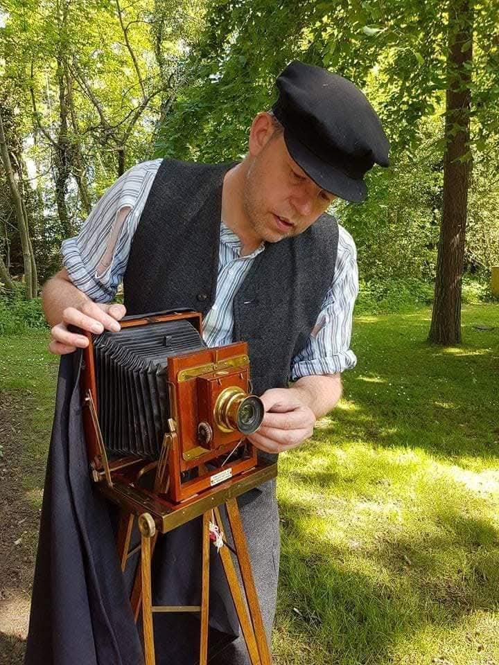 DiscoverhistPH's tweet image. On #WorldPhotographyDay, we couldn't resist using the oldest camera we have. Its a Thornton Pickard Camera, dated from about 1890-1900. Bright, sunny days give the best results. #WorcestershireHour