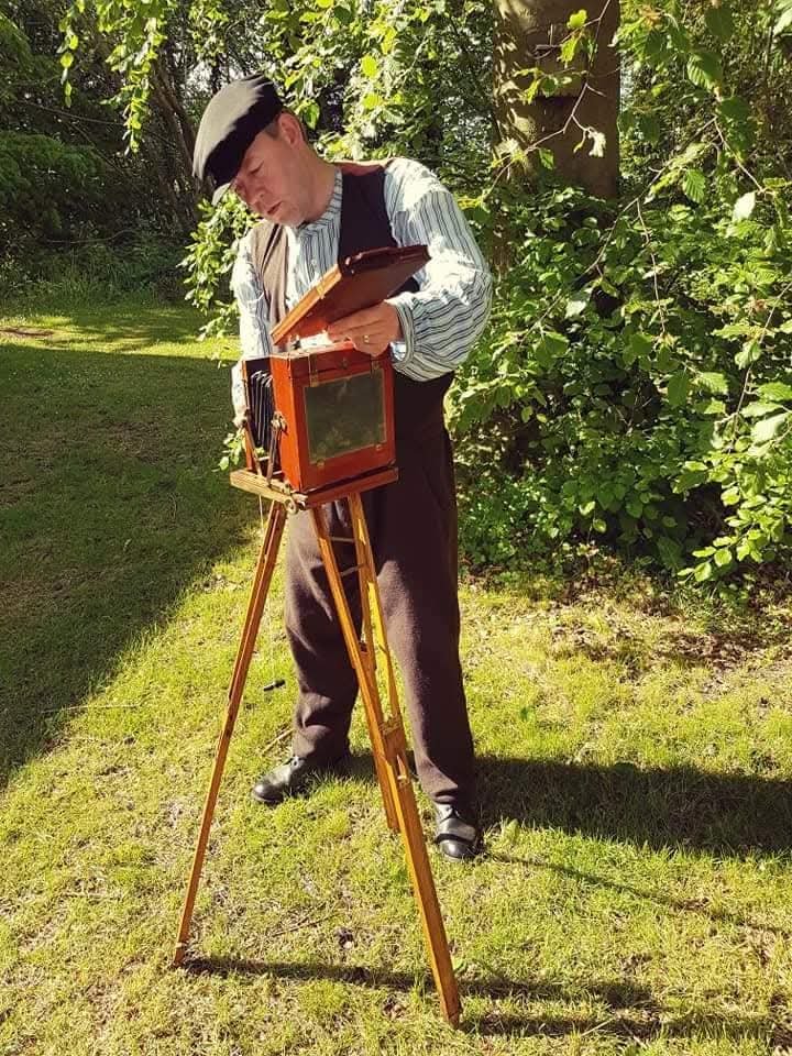 DiscoverhistPH's tweet image. On #WorldPhotographyDay, we couldn't resist using the oldest camera we have. Its a Thornton Pickard Camera, dated from about 1890-1900. Bright, sunny days give the best results. #WorcestershireHour