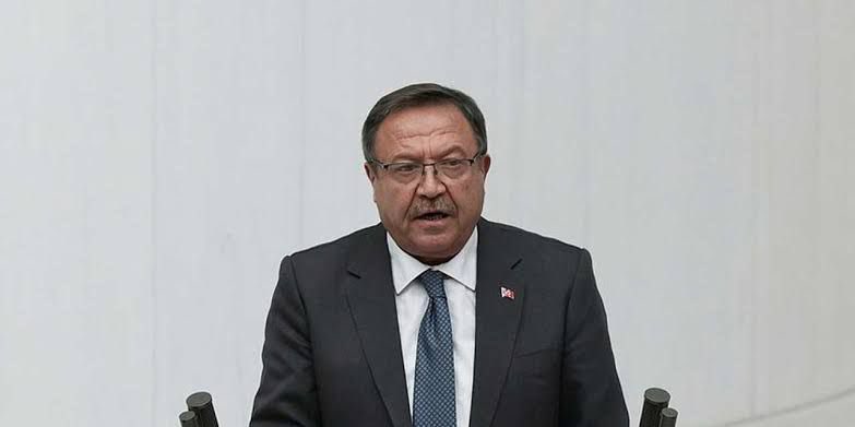 haberHUN's tweet photo. İYİ Parti Milletvekili Yüksel Arslan:

Kartalın Gördüğünü, Kümesteki Tavuklara Anlatamazsın!

Birinci İhanet Süreci'ne karşı çıktığımızda "Hayvanlar bile anladı siz anlamadınız." diyenler vardı. Acı sonuçlarını Türk milleti olarak ağır bir şekilde yaşadık. Bugün de PKK terör örgütü iddia ve taleplerinden bir adım geri atmamıştır.

Bizleri, "Provokasyonla, Palavrayla Uydurmayla, Yalanla vs." itham edenleri ibretle izliyoruz. Hafıza-i beşer nisyan ile maluldür. Ancak, "Türklüğün Kadim Hafızası Unutmaz, Unutturmaz!"