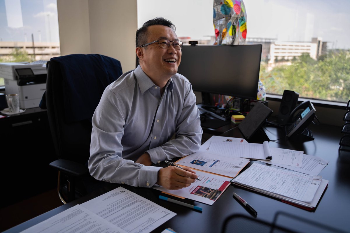Get to know #UHBauer Dean Xianjun Geng! 

We recently chatted with him to learn more about his thoughts on all things #UHBauer, from championing first-gen students to building a future-focused curriculum. Read more: bauerstories.uh.edu/100-days-stron…