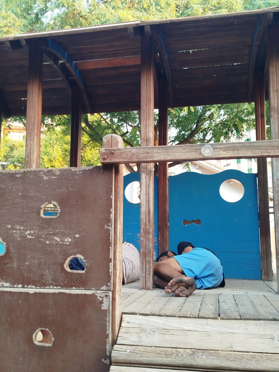 Esto hoy ahí en Parc Ses Estacions,en la mismísima frente de 🚓 <a href="/policiadepalma/">Policia de Palma</a>
Grafiti y vandalismo (cartel inclinado)
Y si nos movemos 100m de la comisaría, hoy también ahí, así estan los parques infantiles <a href="/ajuntpalma/">Ajuntament de Palma</a>
📸#FotosbyDavidZurita
(indignado que me las acaba de pasar)