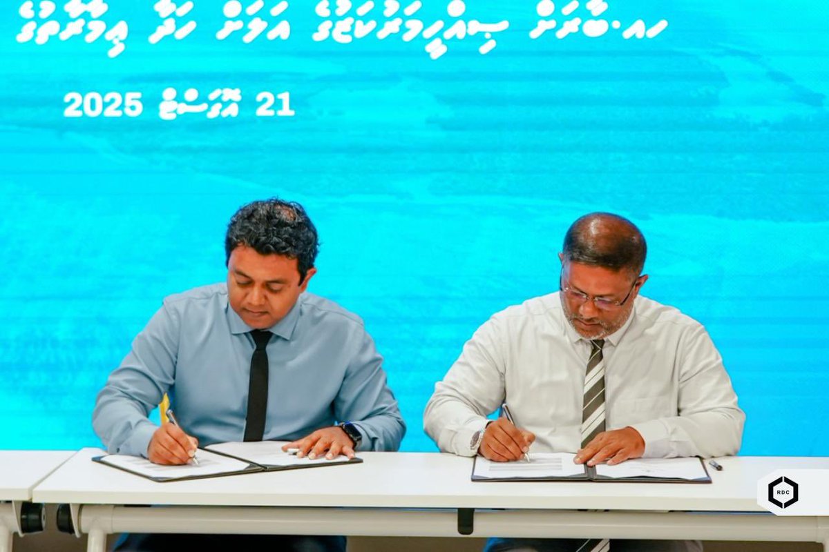 ހއ. މާރަންދޫ އާއި ހއ. ބާރަށު ޞިއްޙީމަރުކަޒުގެ އައު ޢިމާރާތުގެ  މަސައްކަތް ކުރުމުގެ އެއްބަސްވުމުގައި ޞިއްޙީ ވުޒާރާ އާއި މި ކޯޕަރޭޝަނާއި ދެމެދު މިއަދު ވަނީ ސޮއި ކުރެވިފައެވެ.

#TeamRDC