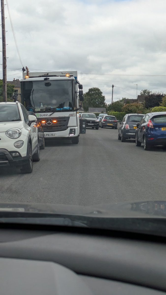PhotobyJW's tweet photo. Well done @suezUK double parking, blocking traffic as you collect occasionally our rubbish @Calderdale https://t.co/xvtRyhKee7