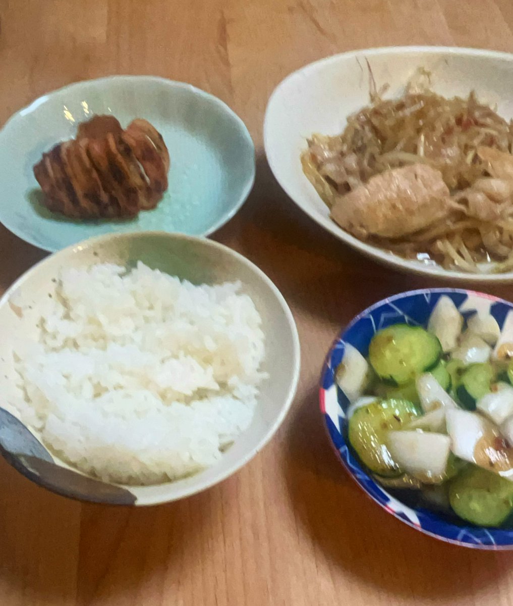 家族はお仕事でめちゃ遅めのぼっち
ご飯ー笑   明日の模試がんばるぞー！
🍚🦑🥗🍖