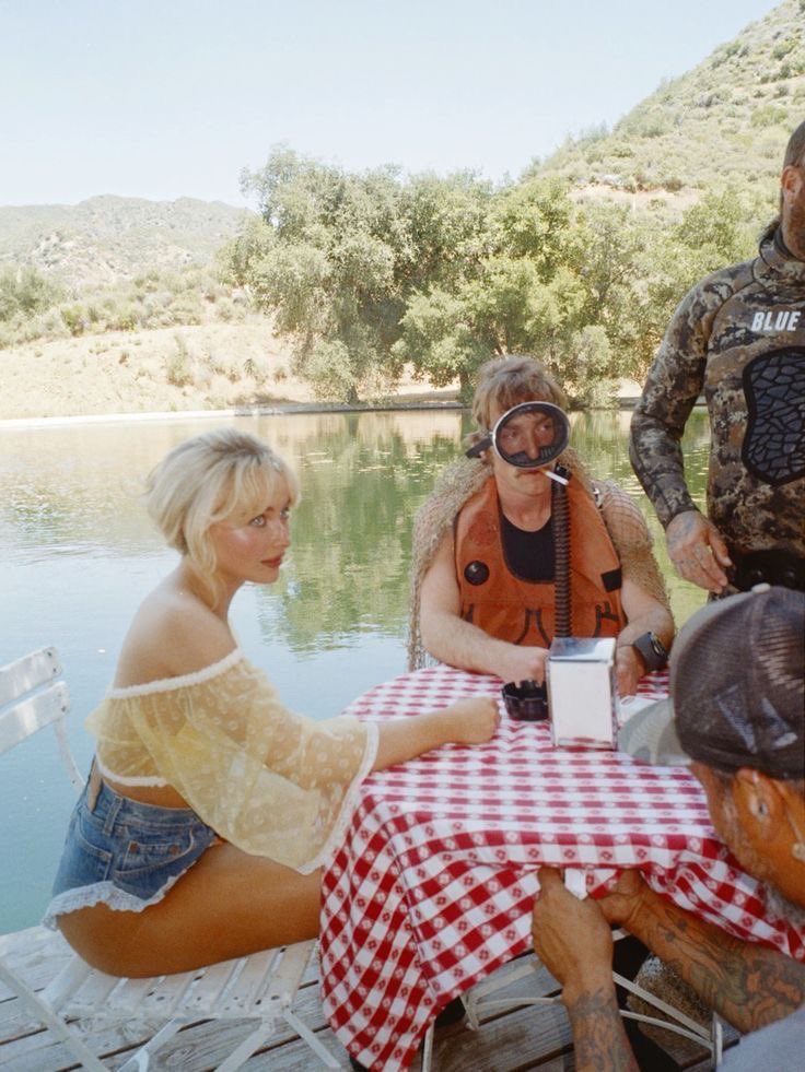 🎶 I like my boys playing hard to get
And I like my men all incompetent
And I swear they choose me
I'm not choosing them 
Amen 🎶