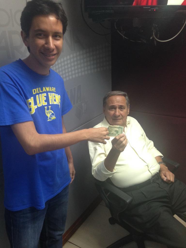 PatoCornejo's tweet photo. #40AñosdeRadioCaravana
Año 2015 @AlvaroRiera24 le ganó una apuesta a #MarcosHidalgo cuando @CSEmelec derrotó a @BarcelonaSC el día del gol de #JorgeGuagua en el #Monumental , fui testigo y fotógrafo en el pago de los $ 20,oo , caballeroso #Piquito le dio al entonces juvenil. https://t.co/NwgAb5ABVa