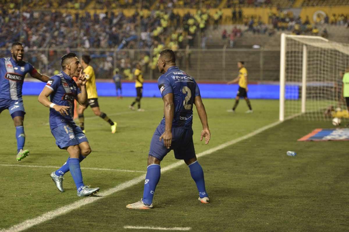 PatoCornejo's tweet photo. #40AñosdeRadioCaravana
Año 2015 @AlvaroRiera24 le ganó una apuesta a #MarcosHidalgo cuando @CSEmelec derrotó a @BarcelonaSC el día del gol de #JorgeGuagua en el #Monumental , fui testigo y fotógrafo en el pago de los $ 20,oo , caballeroso #Piquito le dio al entonces juvenil. https://t.co/NwgAb5ABVa