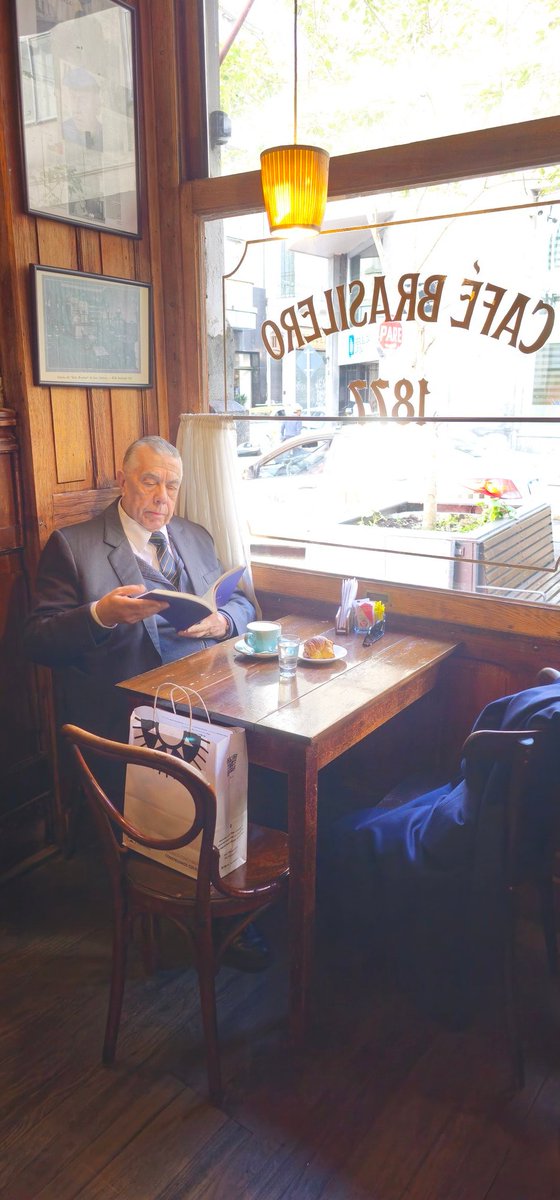 Leyendo la Revista de Derecho Constitucional núm. 9, en el Café Brasilero.