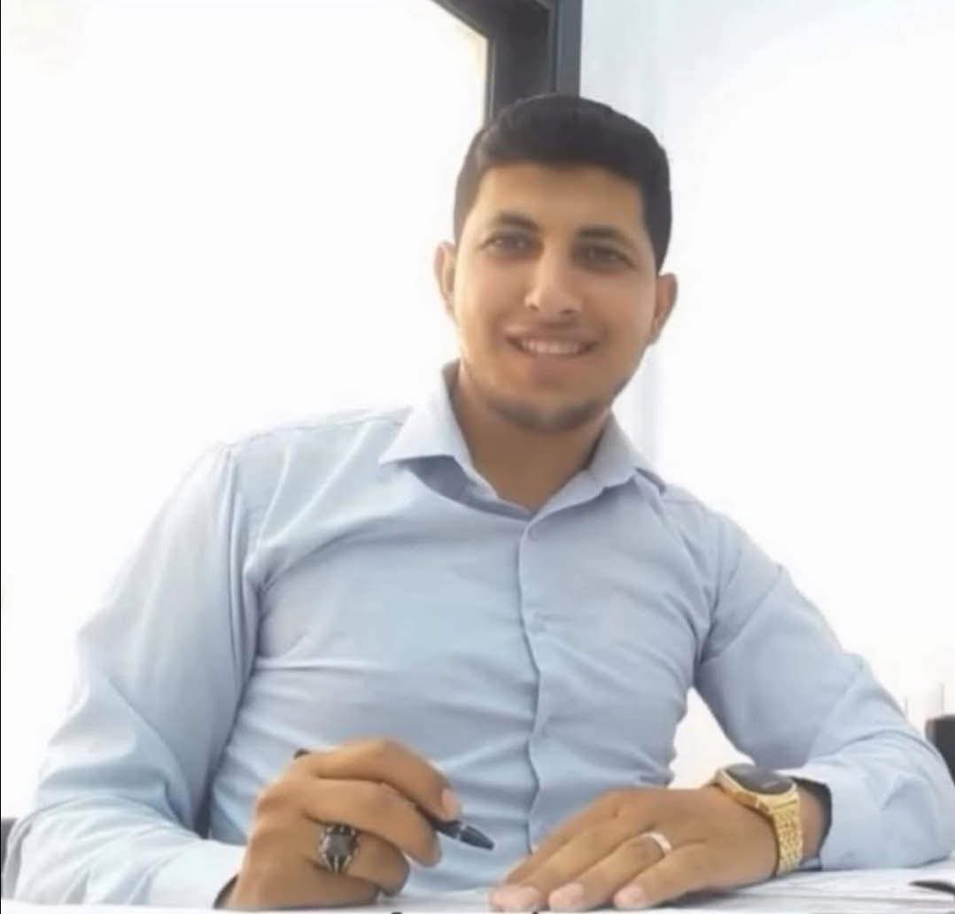 من هو المقاوم؟

هو عبدالله خليل حامد عابدين "أبو فراس"، المحامي الناجح الجسور الذي اختار أن يحوّل قاعات المحاكم إلى خنادق شرف، ويحوّل الكلمات إلى أفعال.. لقد اختار الميدان على المكتب، والجهاد على المرافعات.. 
 "أبو فراس" أحد أبرز قادة النخبة في كتائب القسام.