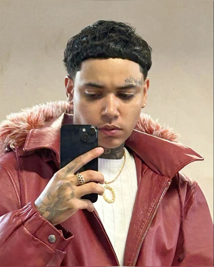 KWNBrasil's tweet photo. O rapper INTAK, do boygroup P1Harmony, revelou pelo aplicativo Fromm (onde ele troca mensagens com os fãs) que anda ouvindo bastante “five more”, da KWN. https://t.co/lpOnmyifL4