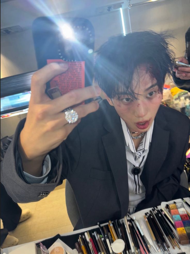O rapper INTAK, do boygroup P1Harmony, revelou pelo aplicativo Fromm (onde ele troca mensagens com os fãs) que anda ouvindo bastante “five more”, da KWN.