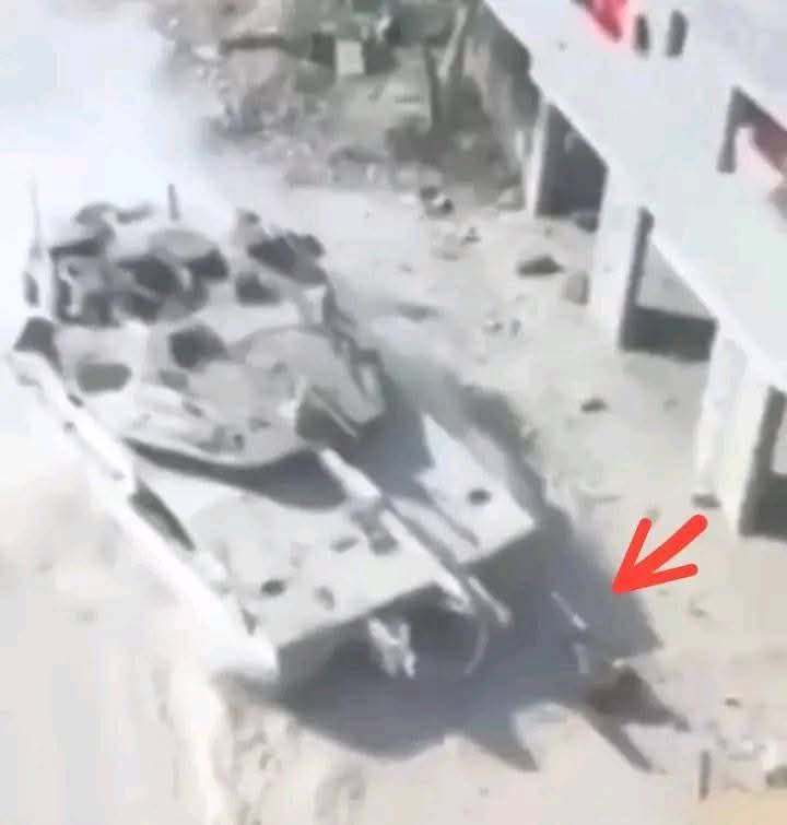 ماذا حدث في واقعة الدهس؟

في معركة خانيونس الأخيرة، كان أبو فراس في مقدمة الصفوف، يقاتل بشجاعة حاملا قذيفة مضادة للدروع.. حتى لحظة الطوق. حين أحاطت الدبابات بالمكان لم يختبئ، بل بقي ثابتاً.
عندها تقدمت الدبابة  نحوه ودهسته تحت جنازيرها، في مشهد أراد الاحتلال أن يُظهره كـ