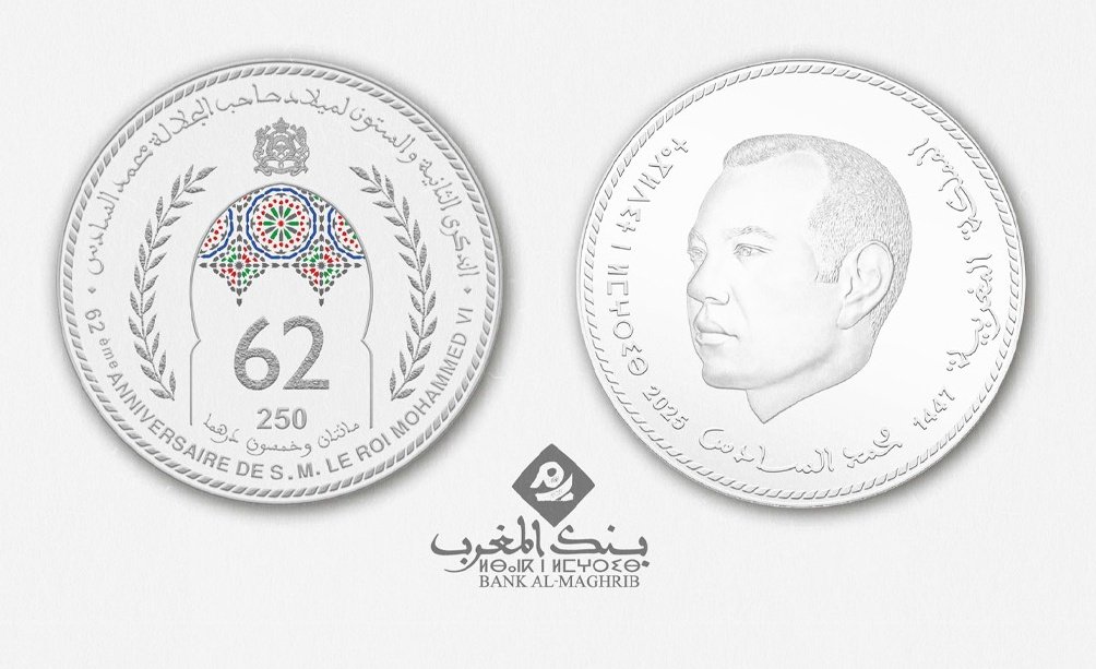 MahdiBaladi's tweet photo. ♦️أصدر بنك المغرب قطعة نقدية تذكارية فضية من فئة 250 درهمًا بمناسبة الذكرى الثانية والستين لميلاد الملك محمد السادس. تحمل القطعة النقدية صورة الملك محمد السادس وعبارات "محمد السادس" و"المملكة المغربية" ب��للغتين العربية وتيفيناغ، مع الإشارة إلى سنة الإصدار 2025. يظهر على ظهر القطعة تمثيل فني لشعار المملكة وزخارف من الزليج المغربي، بالإضافة إلى العدد "62" وقيمتها الإسمية "مائتان وخمسون درهما". تتكون القطعة من مزيج الفضة 925 في الألف والنحاس 75 في الألف وتزن 28.28 غراما بقطر 38.61 ميليمترا