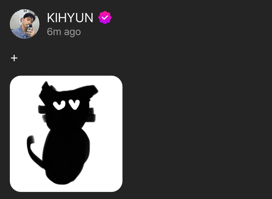 its so adorable how kihyun always attaches a black cat drawing under monsta x’s group photos for changkyun he’s so sweet 💔